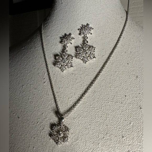 Silvertone snowflake earrings necklace set - Picture 1 of 6